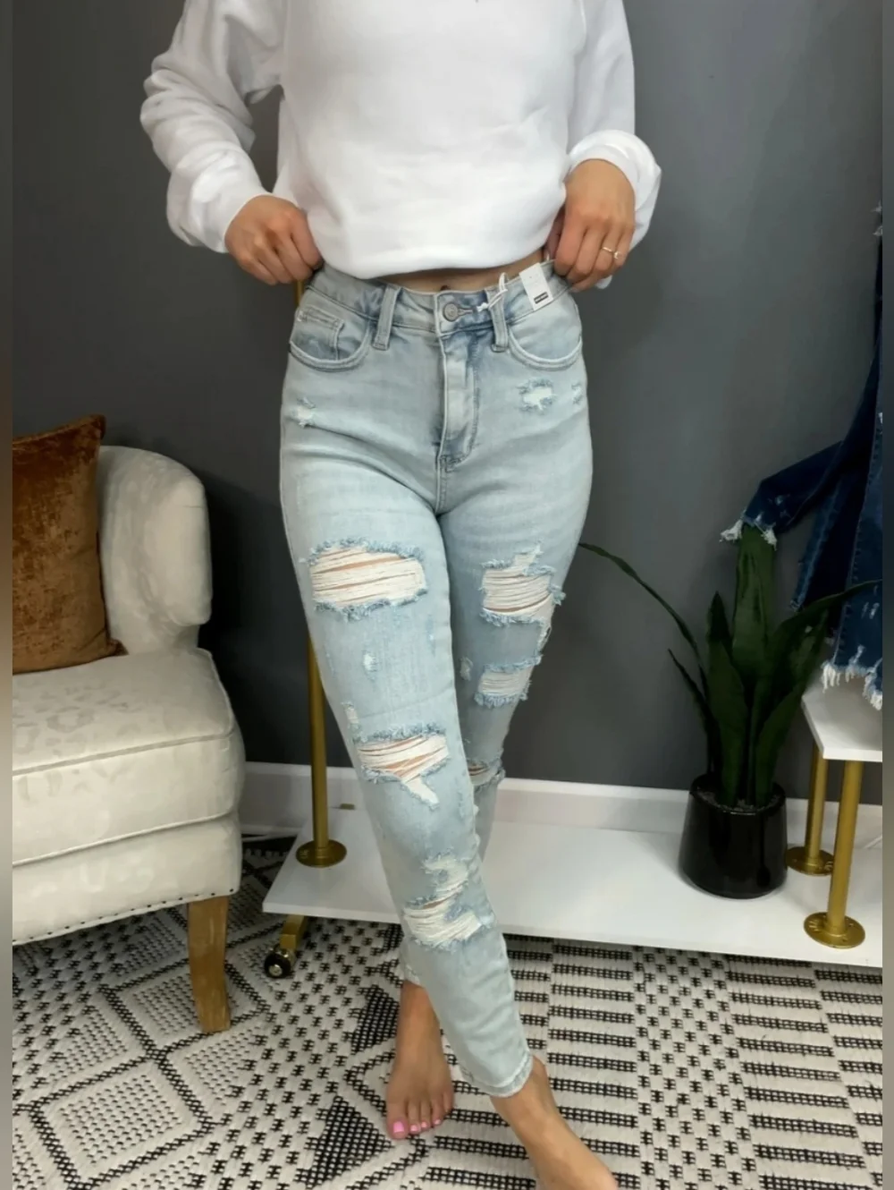 Judy Blue High Rise Tummy Control Light Wash Skinny Jeans Distressed 13/31 NEW - Picture 1 of 11